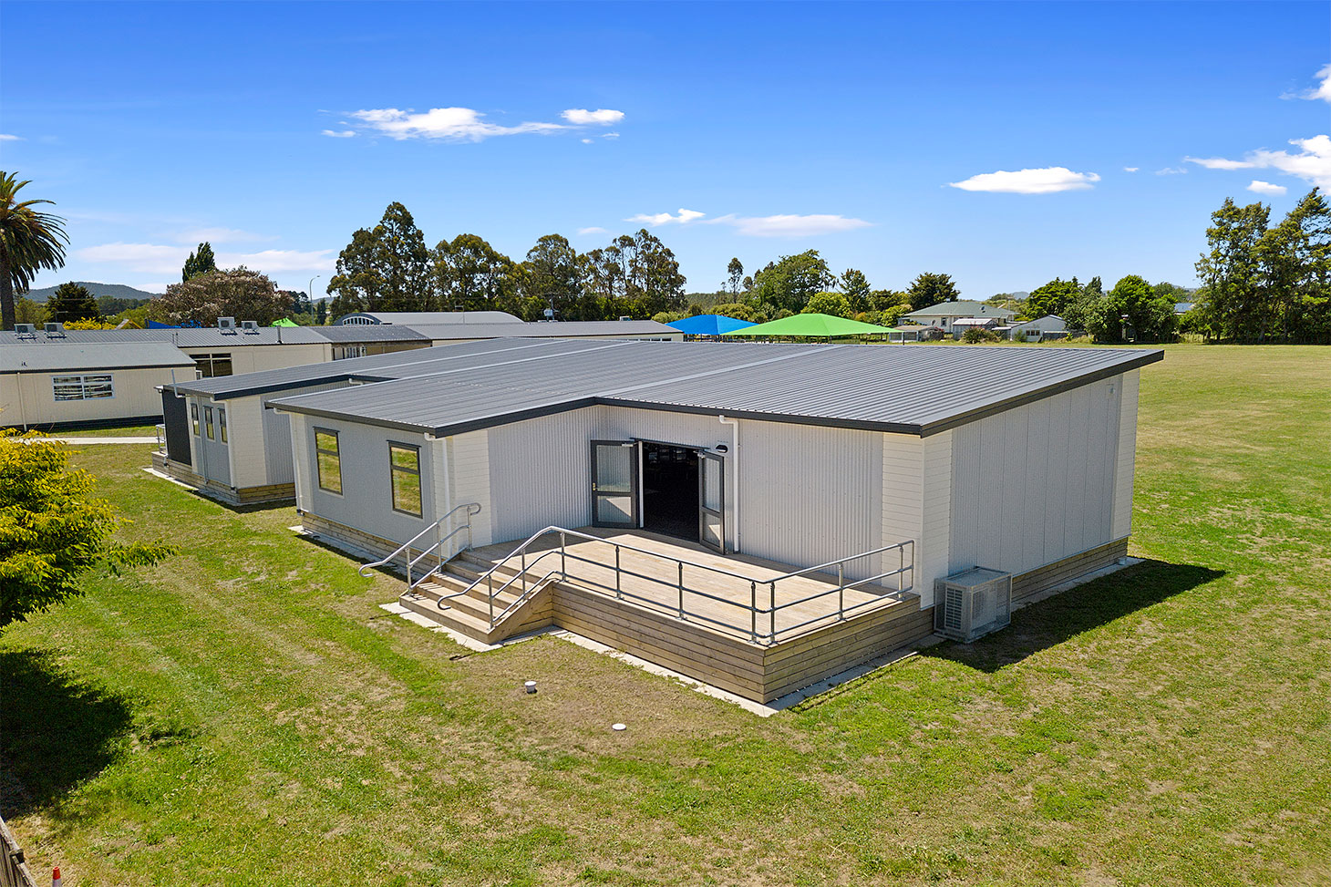 New transportable NZ classroom on edge of school field